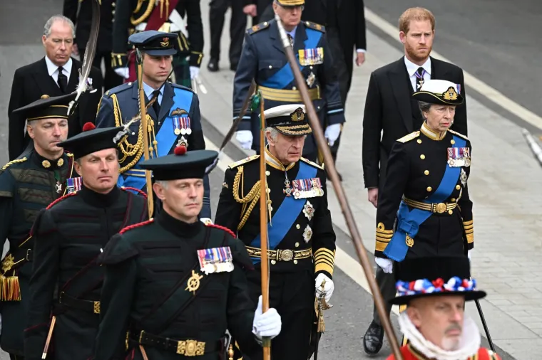 Zavađena braća zajedno u tuzi: William i Harry koračaju jedan drugom uz bok, izrazi lica sve govore