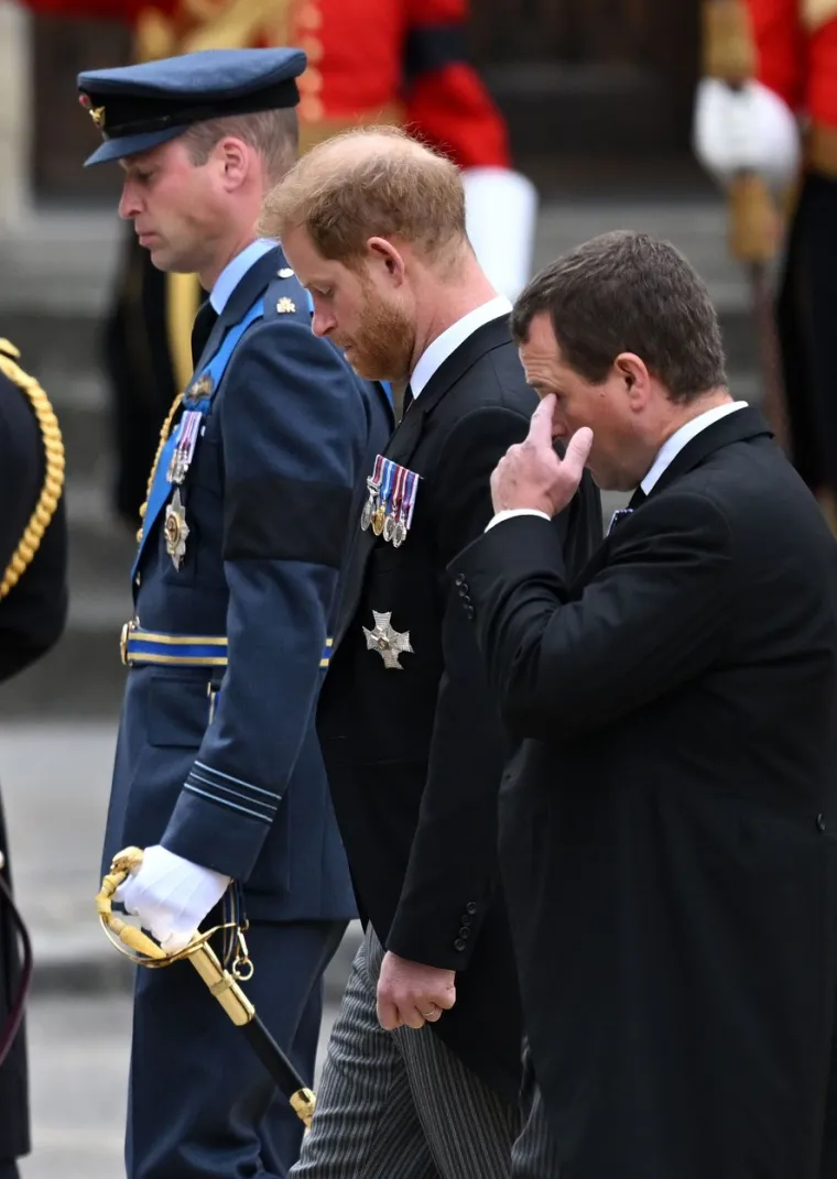 Zavađena braća zajedno u tuzi: William i Harry koračaju jedan drugom uz bok, izrazi lica sve govore