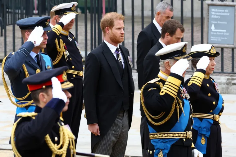 Zavađena braća zajedno u tuzi: William i Harry koračaju jedan drugom uz bok, izrazi lica sve govore