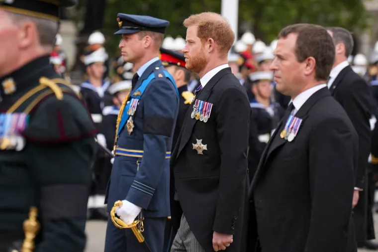 Zavađena braća zajedno u tuzi: William i Harry koračaju jedan drugom uz bok, izrazi lica sve govore