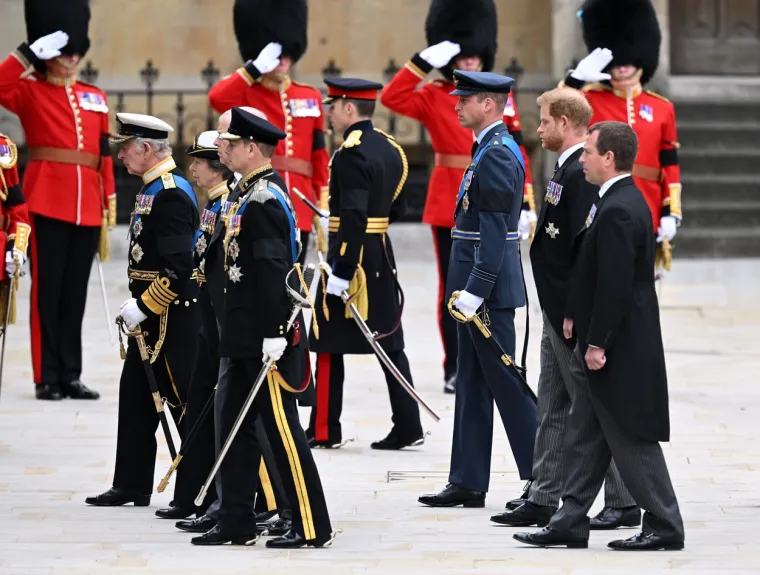 Zavađena braća zajedno u tuzi: William i Harry koračaju jedan drugom uz bok, izrazi lica sve govore