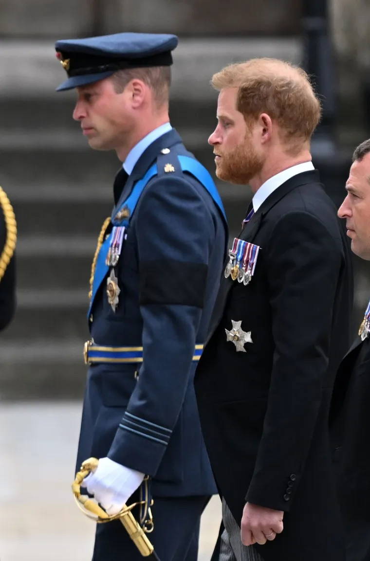 Zavađena braća zajedno u tuzi: William i Harry koračaju jedan drugom uz bok, izrazi lica sve govore