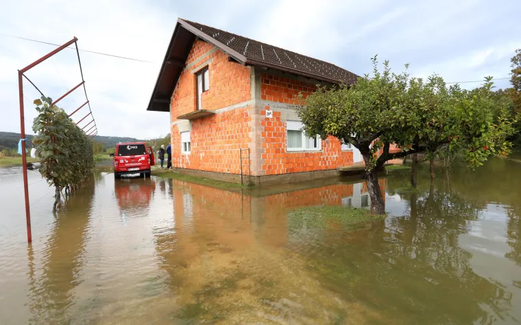 Ovi ljudi iz Pokuplja odsječeni su već dva dana od svijeta i zbog poplave ne mogu iz svojih kuća