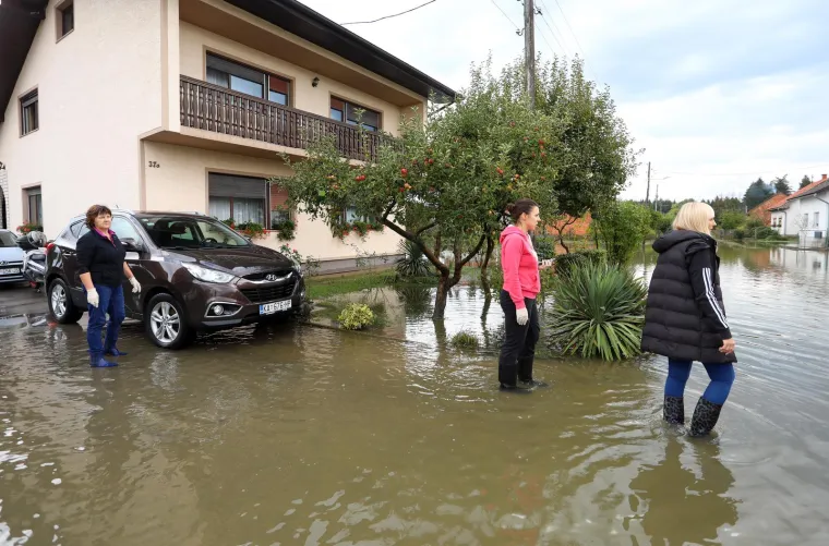 Ovi ljudi iz Pokuplja odsječeni su već dva dana od svijeta i zbog poplave ne mogu iz svojih kuća