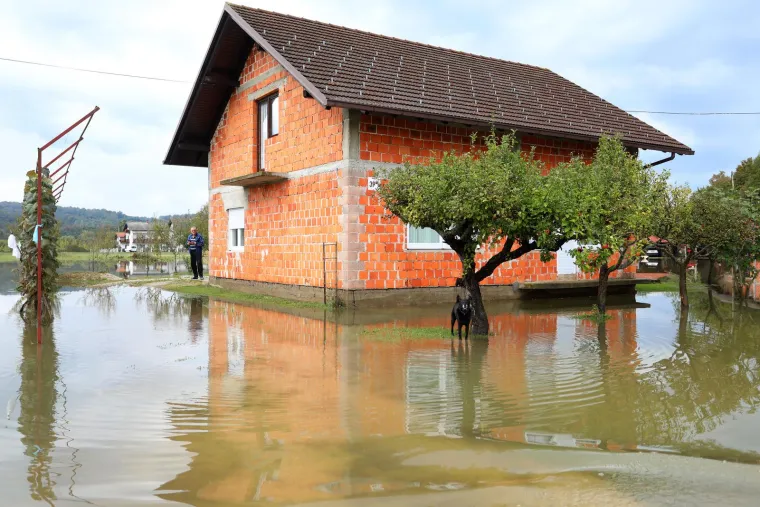 Ovi ljudi iz Pokuplja odsječeni su već dva dana od svijeta i zbog poplave ne mogu iz svojih kuća
