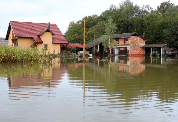 Ovi ljudi iz Pokuplja odsječeni su već dva dana od svijeta i zbog poplave ne mogu iz svojih kuća