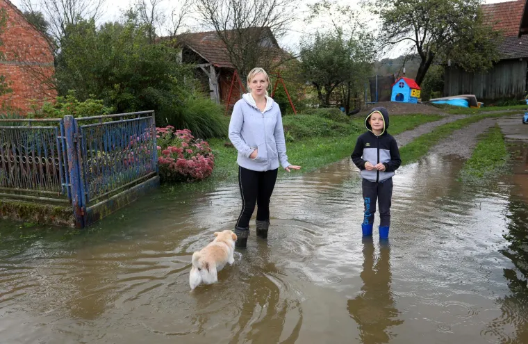 Ovi ljudi iz Pokuplja odsječeni su već dva dana od svijeta i zbog poplave ne mogu iz svojih kuća