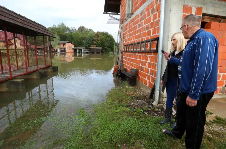 Ovi ljudi iz Pokuplja odsječeni su već dva dana od svijeta i zbog poplave ne mogu iz svojih kuća