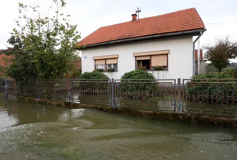 Ovi ljudi iz Pokuplja odsječeni su već dva dana od svijeta i zbog poplave ne mogu iz svojih kuća