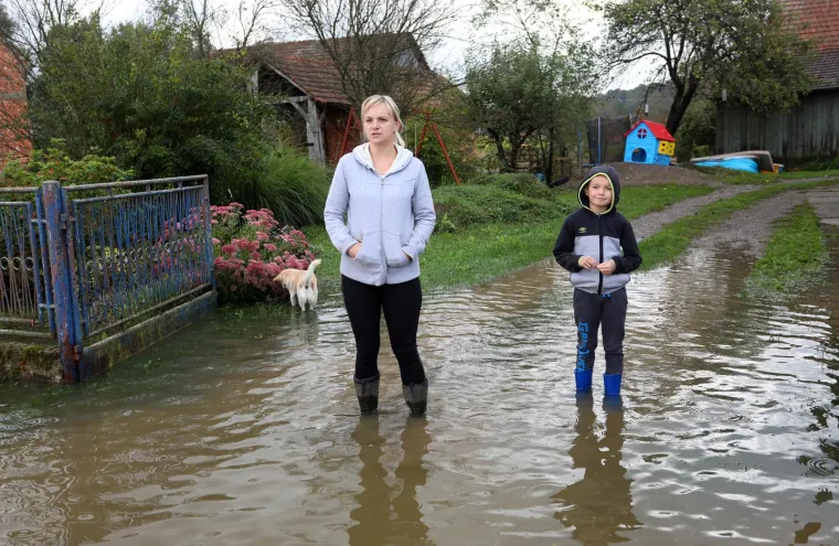 Ovi ljudi iz Pokuplja odsječeni su već dva dana od svijeta i zbog poplave ne mogu iz svojih kuća