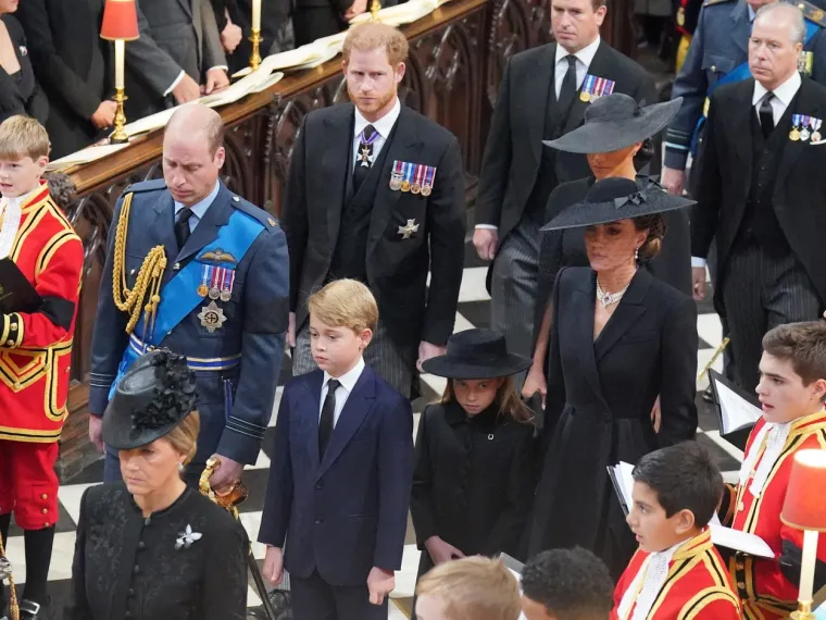 Najmlađi članovi kraljevske obitelji dirnuli svijet: George i Charlotte tužnih očiju ispratili prabaku na vječni počinak