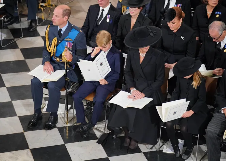Najmlađi članovi kraljevske obitelji dirnuli svijet: George i Charlotte tužnih očiju ispratili prabaku na vječni počinak