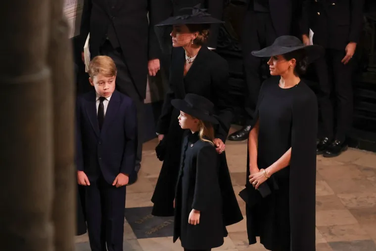 Najmlađi članovi kraljevske obitelji dirnuli svijet: George i Charlotte tužnih očiju ispratili prabaku na vječni počinak