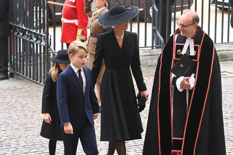 Najmlađi članovi kraljevske obitelji dirnuli svijet: George i Charlotte tužnih očiju ispratili prabaku na vječni počinak
