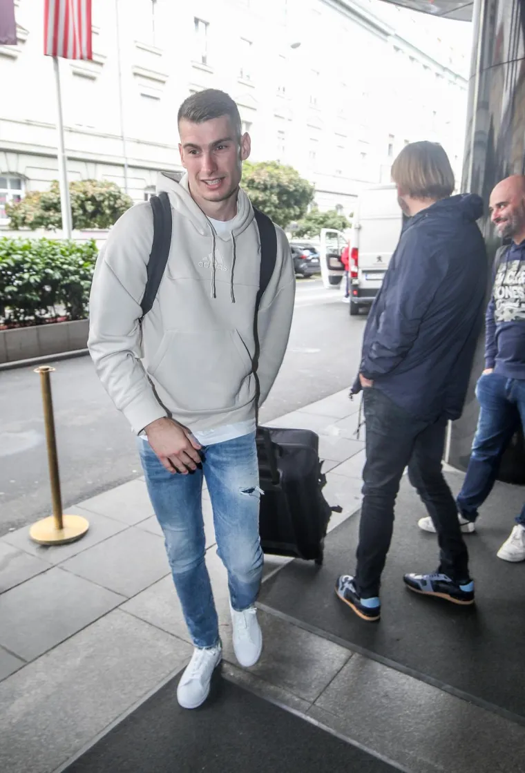 Vatreni se okupili u Zagrebu: Fanovi su odmah zaskočili jednog igrača, nećete nikada pogoditi o kome se radi