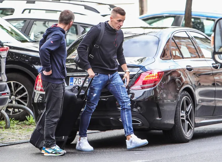 Vatreni se okupili u Zagrebu: Fanovi su odmah zaskočili jednog igrača, nećete nikada pogoditi o kome se radi