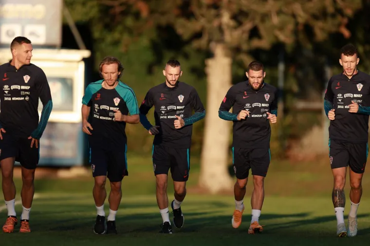 Zar ste mislili da se on neće pojaviti? Modrić, Peri&scaron;ić i ekipa treniraju, a sve sa strane prati jedan dobro poznati lik