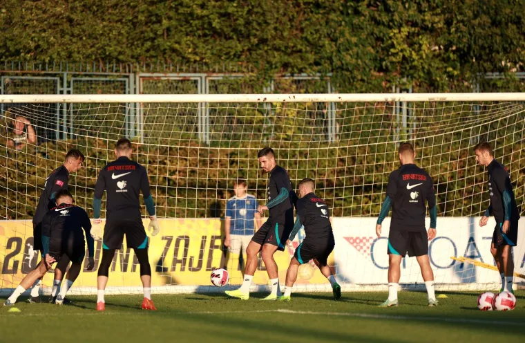 Zar ste mislili da se on neće pojaviti? Modrić, Peri&scaron;ić i ekipa treniraju, a sve sa strane prati jedan dobro poznati lik