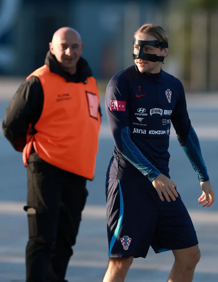 Zar ste mislili da se on neće pojaviti? Modrić, Peri&scaron;ić i ekipa treniraju, a sve sa strane prati jedan dobro poznati lik