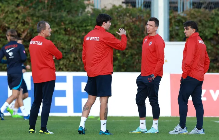 Zar ste mislili da se on neće pojaviti? Modrić, Peri&scaron;ić i ekipa treniraju, a sve sa strane prati jedan dobro poznati lik