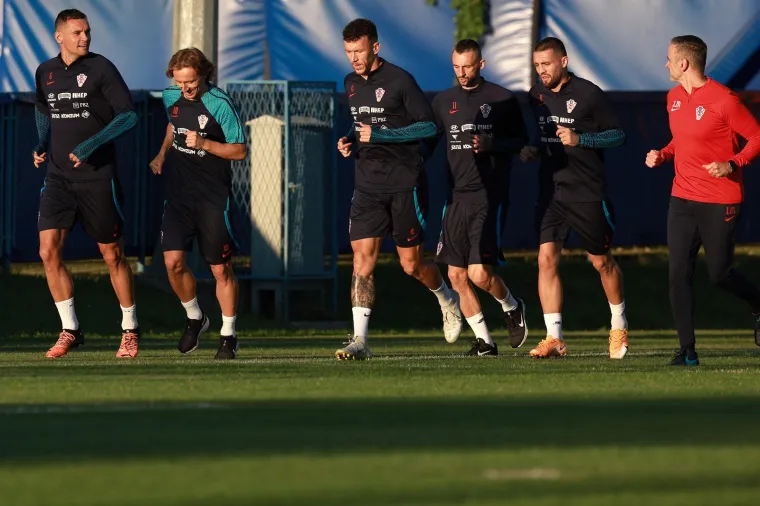 Zar ste mislili da se on neće pojaviti? Modrić, Peri&scaron;ić i ekipa treniraju, a sve sa strane prati jedan dobro poznati lik