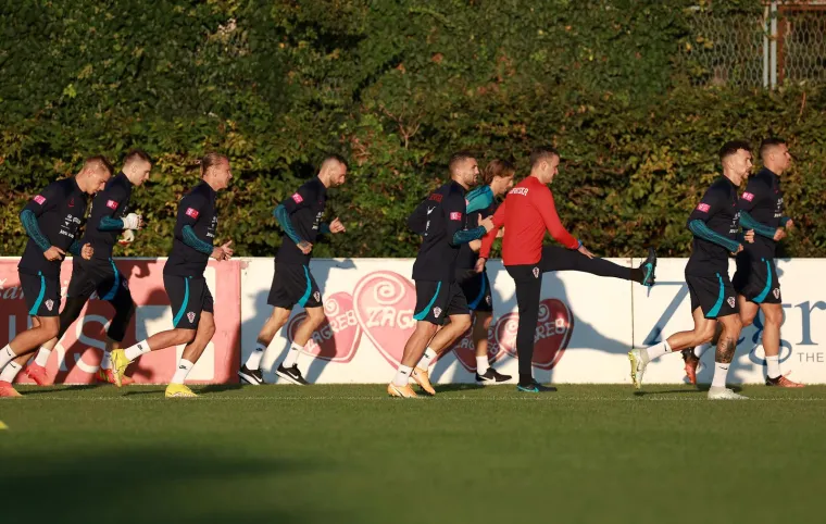 Zar ste mislili da se on neće pojaviti? Modrić, Peri&scaron;ić i ekipa treniraju, a sve sa strane prati jedan dobro poznati lik