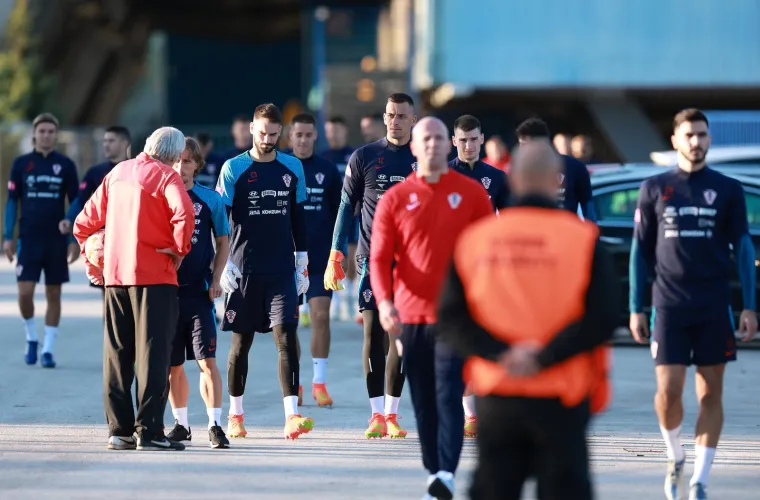 Zar ste mislili da se on neće pojaviti? Modrić, Peri&scaron;ić i ekipa treniraju, a sve sa strane prati jedan dobro poznati lik