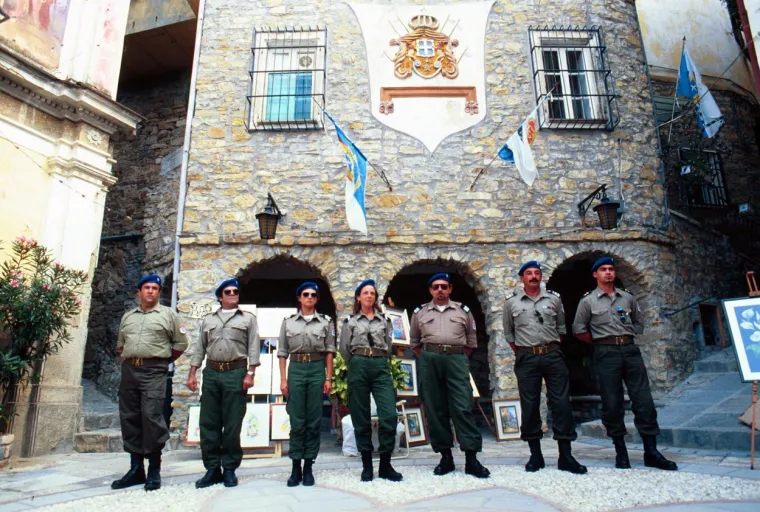 Stanovnici Seborge tvrde da postoje brojni fizički dokazi i dokumenati o tome da Seborga nikada nije službeno pripojena Italiji i da je njihov sadašnji geografski status zapravo posljedica povijesnih pogrešaka.