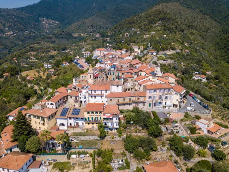 Ministrica i princeza ovog neobičnog mjesta i još neobičnije nacije, Nina, uopće nije rođena Seborganka. Kao ni njen suprug Marcello. Nina je rođena u Njemačkoj, a u Seborgu je s Marcellom došla iz Monaka. U Seborgi su pronašli staru kuću i renovirali je, zbog čega su stanovnici predložili princu da se kandidira na izborima za sljedećeg poglavara. Marcello je abdicirao 2019., a Nina je onda preuzela njegovu funkciju.