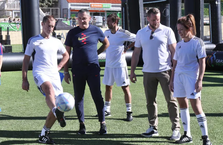 Nadrealne scene: Boban, Srna, Šuker i druge nogometne legende družili se i igrali s djecom na Hvaru