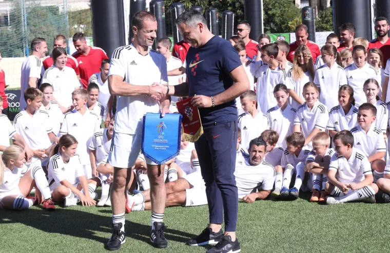 Nadrealne scene: Boban, Srna, Šuker i druge nogometne legende družili se i igrali s djecom na Hvaru