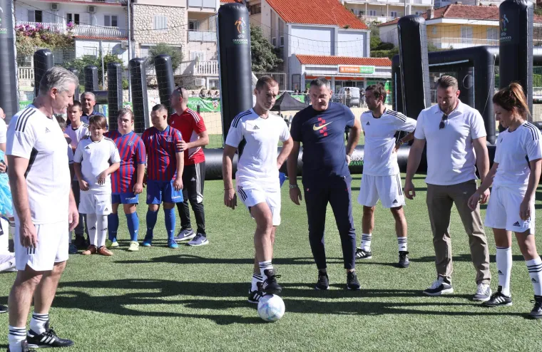 Nadrealne scene: Boban, Srna, Šuker i druge nogometne legende družili se i igrali s djecom na Hvaru