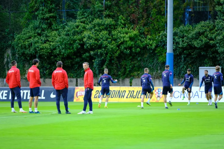 Ma tko se to pojavio na treningu Vatrenih: Neočekivani gost plijenio pažnju svih, ovo popularno lice nitko nije očekivao