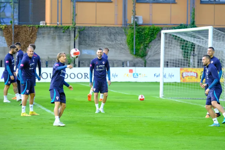 Ma tko se to pojavio na treningu Vatrenih: Neočekivani gost plijenio pažnju svih, ovo popularno lice nitko nije očekivao