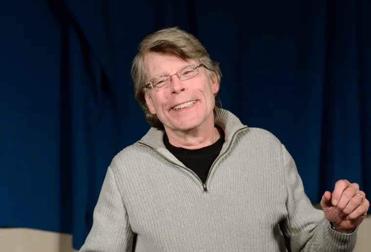 Pravim imenom Stephen Edwin King, ovaj je pisac rođen u najvećem gradu savezne države Maine, Portlandu. Pohađao je gramatičku školu u Durhamu te srednju školu Lisbon Falls. Na fakultetu je počeo pisati kolumne za školske novine i bio je aktivan u političkim pokretima studenata. Godine 1970. diplomirao je engleski na razini predavača u školama te se na  tom položaju i zaposlio. U večernjim satima i vikendom, počeo je pisati razne priče te graditi radnju za romane. 