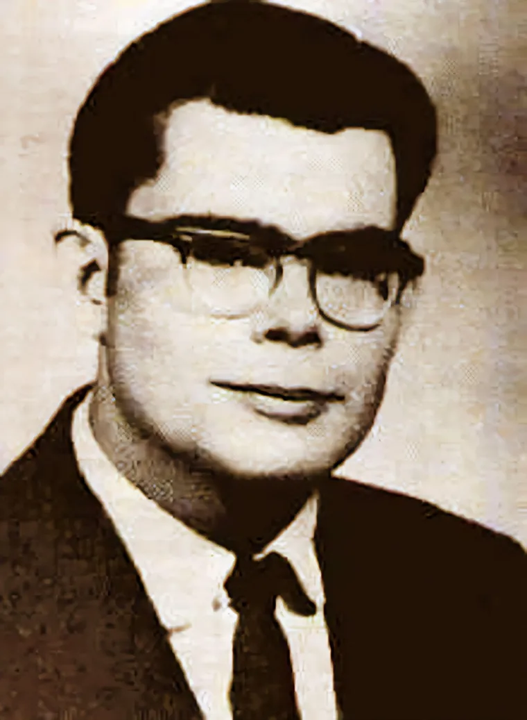 Njegov književni put započinje prvim romanom &quot;Carrie&quot;, koji je 1973. godine ekraniziran.  Prvotna skica romana Kingu se nije svidjela, no njegova žena Tabitha Spruce nagovorila ga je da ne odustaje. Na kraju je roman posvetio njoj. &quot;Carrie&quot; je ekranizirana u nekoliko navrata, počevši s 1976. godinom. Nakon majčine smrti, King piše horor roman &quot;Isijavanje&quot;, koji je objavljen 1977. godine. To je djelo posvećeno njegovom sinu Josephu.