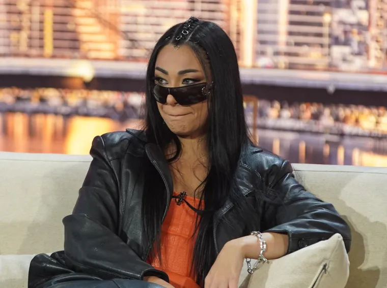 &quot;Dođi da te omađijam, da ti sijam, da ti prijam. Ja bez tebe noću lutam, čini bacam, pravim zijan. Da ti znak na čelo stavim, da se posle luda pravim. Pa da budeš moj grubijan, samo moj, omađijan&quot;, pjeva Vučić u svojem hitu &quot;Omadjijan&quot;, koji se našao na 14. mjestu najslušanijih pjesama u Hrvatskoj ovaj tjedan, a na petom mjestu je duet &quot;Djerdan&quot;, kojeg je snimila s Nuccijem.