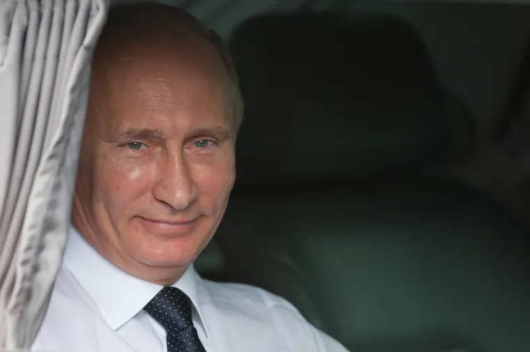 Nakon doručka i kave, Putin bi se bacio na vježbanje. Ruski vođa navodno bi provodio oko dva sata plivajući u bazenu te bi tada razmišljao o budućnosti Rusije. Nakon što bi odradio plivačke krugove, Putin je išao u teretanu i dizao utege. Tijekom godina je taj 69-godišnjak želio njegovati atletski, muževni imidž, pa je tako forsirao kupanje u hladnoj vodi te iscrpne treninge. Godine 2015. fotografiran je kako vježba s ruskim premijerom Dmitrijem Medvedevim, a kako je objavio Esquire, njegova odjeća za vježbanje košta oko 3200 dolara.