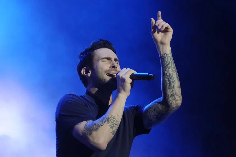 Tada se šuškalo kako je Anna saznala za izdaju i prevaru svog dečka na način da je nakon jedne revije naišla na buket koji je Adam poslao u backstage, koji je bio namijenjen Behati. Šuškalo se i da je Adam ostavio Annu preko telefona u samo nekoliko minuta razgovora. No, iako ga je oduzela njegovoj bivšoj djevojci, Behati je prije udaje za Adama tražila da se osobno ispriča svakoj ženi s kojom je bio za to kako ih je tretirao.