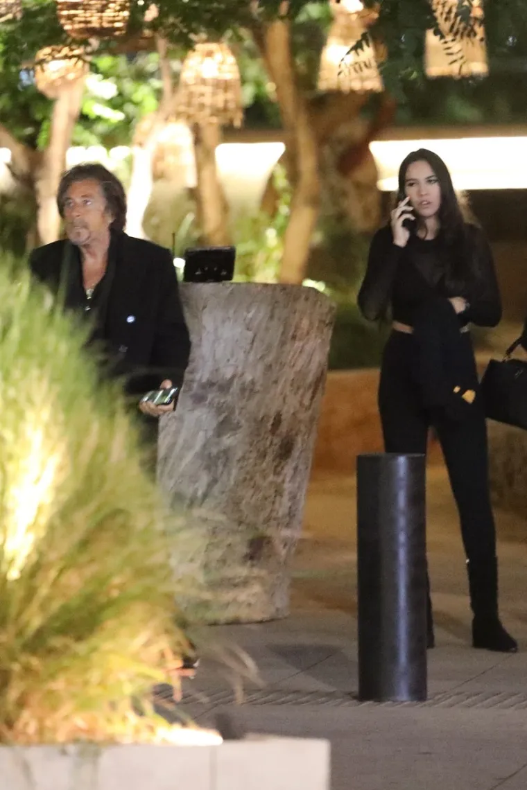 Par je prvi put zajedno viđen u travnju ove godine. Iako je veza Noor i Ala tek na naslovnicama, ona je navodno već neko vrijeme s njim. &quot;Pacino i Noor počeli su se viđati tijekom pandemije. Uglavnom izlazi s vrlo bogatim starijim muškarcima, jedno je vrijeme bila s Mickom Jaggerom, a onda je hodala s Nicholasom Berggruenom&quot;, ispričao je izvor za Page Six. &quot;Ona je s Alom već neko vrijeme i jako se dobro slažu. Čini se da razlika u godinama nije problem, iako je on stariji od njezina oca&quot;, dodao je izvor.