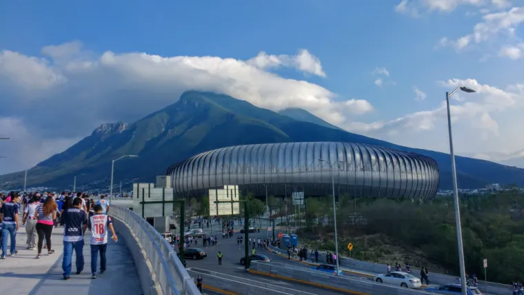 Okruženje je spektakularno, no izgradnja stadiona je naišla na brojne kritike jer se tijekom projektiranja, biranja lokacije i izgradnje nije vodilo računa o ekološkim standardima, posjećena je cijela jedna šuma, nanesena je šteta i životinjskoj populaciji. Od kad su se pobunile razne udruge za zaštitu okoliša pobunile, odgovorni se trude ublažiti posljedice.