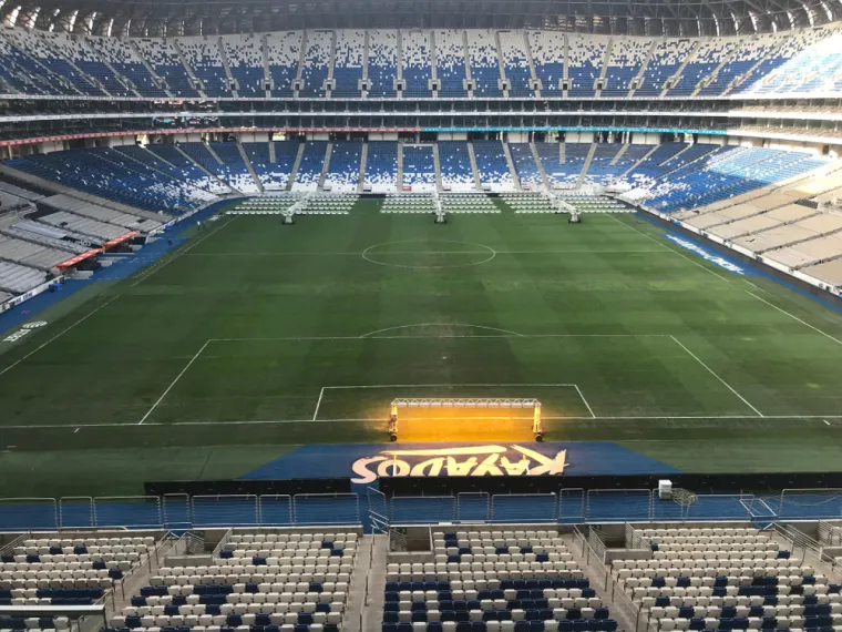 Estadio BBVA nosi nadimak El Gigante de Acero odnosno Čelični div, a njegovom izgradnjom u povijest je otišao Estadio Tecnologico koji je bio dom Monterreyja čak 63 godine. El Gigante je otvoren početkom kolovoza 2015. godine kada su se na 8. izdanju Eusebio Cupa domaćini susreli s Benficom. 

Stadion ima kapacitet od 53.500 gledatelja te je četvrti najveći u Meksiku, a zanimljivo je da je razmak između prvih redova gledališta i travnjaka najmanja dopuštena. Drugim riječima, nema mnogo mjesta u svijetu gdje ćete kao gledatelj biti bliže akciji na terenu. 

Estadio BBVA jedno je od zdanja na kojem će se igrati utakmice Svjetskog prvenstva 2026. godine kada su domaćini Mundijala SAD, Kanada i Meksiko.