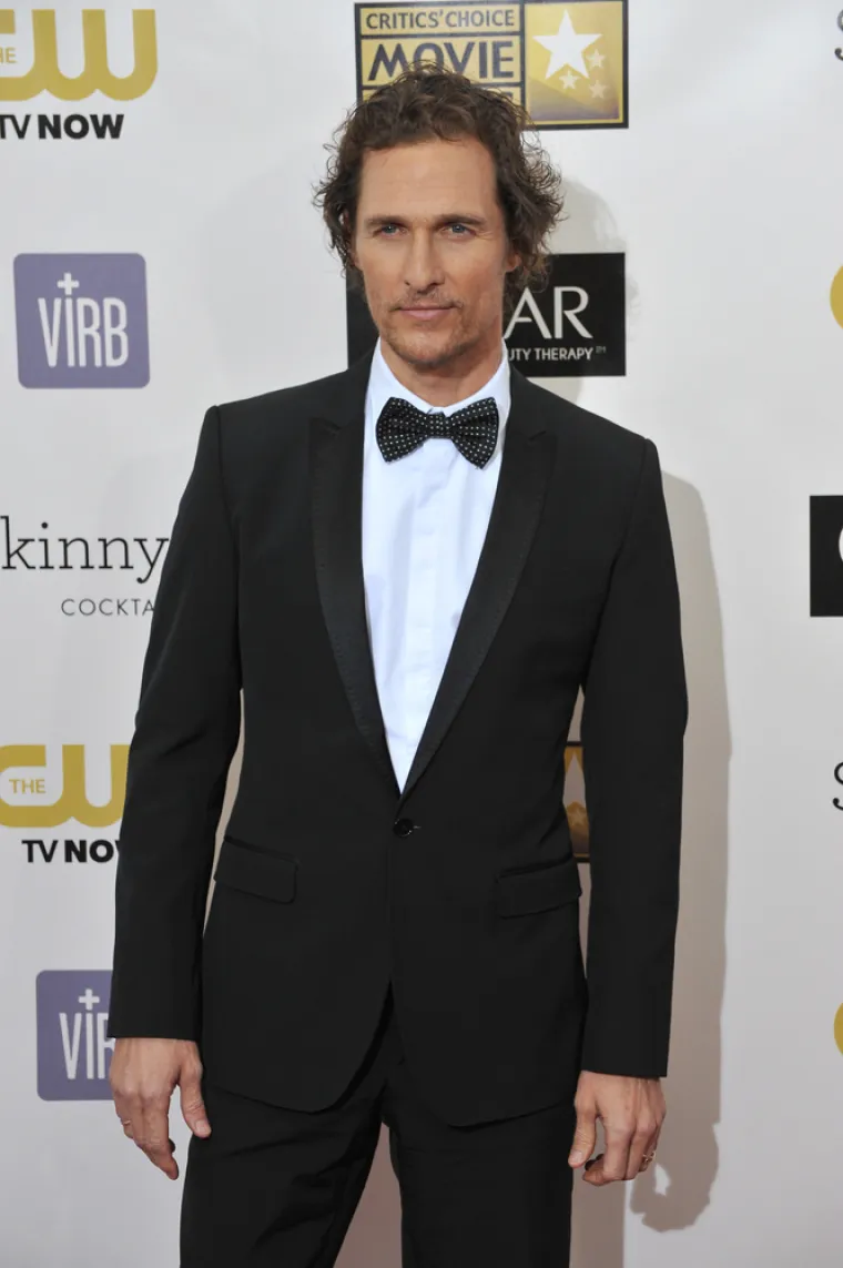 &quot;Roditelji su me učili o tome da treba poštivati žene, veze, seksualne intimnosti, poštivati prostor&quot;, rekao je McConaughey. &quot;Moj tata je oduvijek imao tu stvar kad nas je učio o tim stvarima, uvijek bi kao pričao o pticama i pčelama. Tako me jedan dan posjeo da pričamo i rekao mi je, dolaziš li u te godine kad se ljubiš?, a ja sam rekao da, gospodine pa je on dodao: Pa, ići će i dalje od toga jednog dana. Vjerojatno će ići do mjesta gdje ćete biti intimni i to će biti grudi, i to će biti ispod pojasa&quot;, ispričao je glumac.