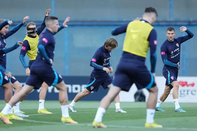 Hrvatski nogometa&scaron;i odradili posljednji trening pred rasplet u Ligi nacija, Majer trenirao s posebnom maskom: Pogledajte kadrove