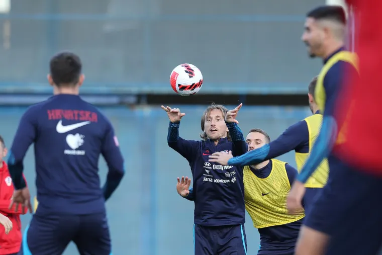 Vatreni održali posljednji trening prije utakmice s Danskom: Majer trenirao s posebnom maskom, atmosfera izgleda odlično