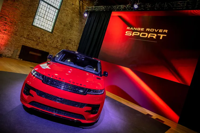 Njegove upečatljive proporcije izvana naglašavaju prepoznatljiv karakter Range Rovera Sport modela, a bez pretjerivanja za automobil možemo kazati da je prekrasan. Svojim linijama i dizajnom naprosto oduševljava i ostavlja bez daha. Minimalistički dizajn novog Range Rovera Sporta proteže se na njegovu potpuno novu unutrašnjost, koji se odlikuje poznatim položajem vozača Range Rover Command Driving Position, najnovijim tehnologijama i najprofinjenijim materijalima. Svi modeli novog Range Rovera Sport opremljeni su s osam-stupanjskim automatskim prijenosom ZF i Inteligentnim pogonom na svim kotačima, koji intuitivno predviđa da je potrebna vučna sila, kada se djelatno uključuje da bi osigurao najučinkovitiji napredak u svim uvjetima. 