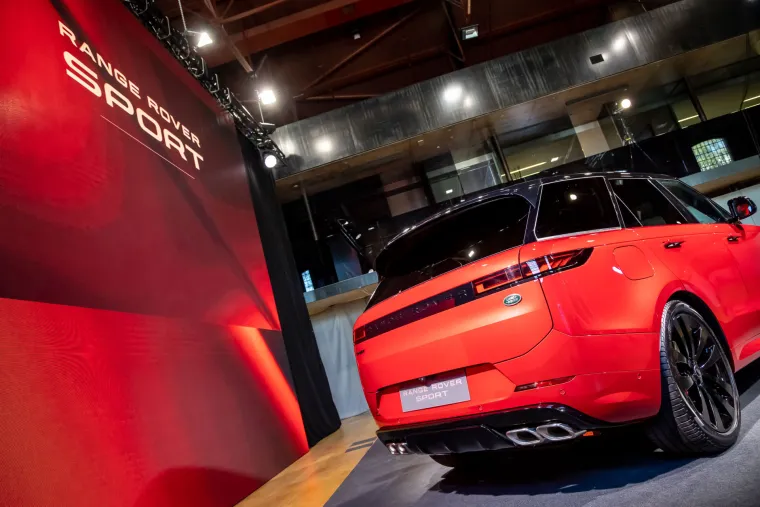 Nova zvijezda u automobilskom svijetu dostupna je i u Hrvatskoj, a do sada je naručeno već preko 40 modela ovog prekrasnog automobila koji posebno oduševljava u crvenoj boji. Cijena mu starta od 859.755 kuna, dok su cijene hibridnih modela nešto niže te startaju od 798.000 kuna.  Prve isporuke novog Range Rovera Sport očekuju se u listopadu 2022. godine.