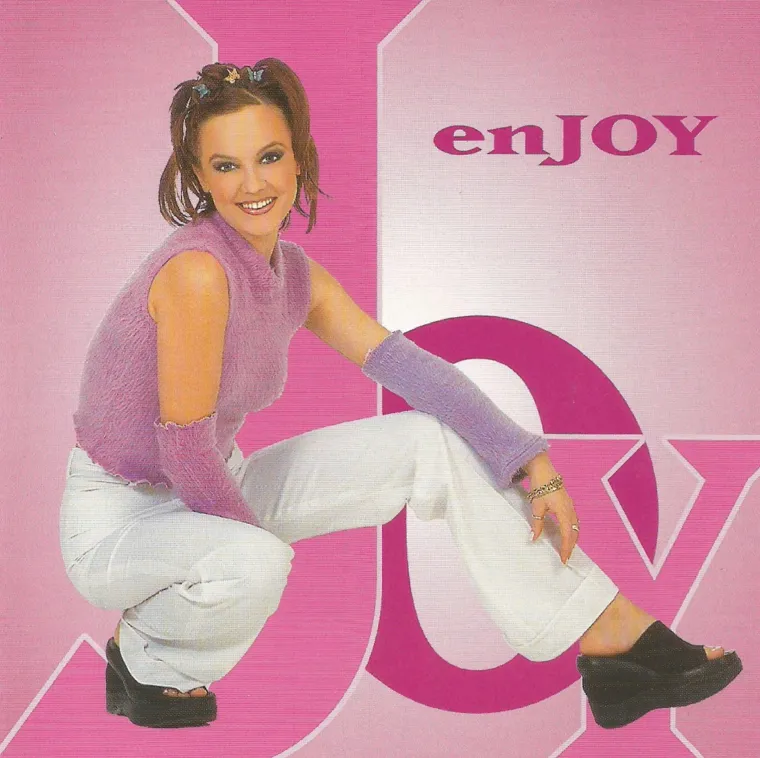 Maja je nastavila uspje&scaron;nu glazbenu karijeru kao solo izvođačica, a izdala je tri uspje&scaron;na albuma "Obori me s nogu", "Nevaljala" i "Showgirl". 

