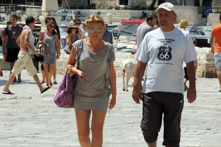 Prvi javnosti poznat mu&scaron;karac kojeg smo vidjeli u dru&scaron;tvu Maje &Scaron;uput bio je Dean &Scaron;arić, oftalmolog koji je kasnije oženio novinarku Mirjanu Hrgu.