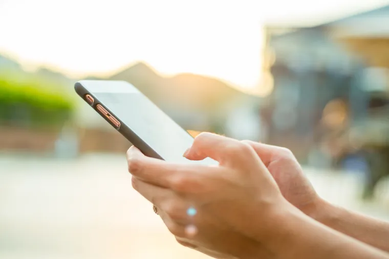 3.UC Browser:
Najpopularniji web preglednik za mobitele u Kini i Indiji šalje korisničke upite za pretraživanje u Yahoo Indija i Google bez zaštite enkripcijom. Također bez enkripcije šalje brojeve IMSI i IMEI, Android ID i Wi-Fi MAC adresu Alibabinom analitičkom alatu Umeng, a korisničke geolokacijske podatke Alibabinom alatu za mapiranje AMAP.